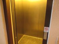 offen stehender Aufzug, Innenraum Metall, Boden Linoleum