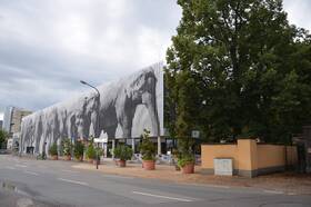 langgezogenes Gebäude mit Flachdach, Front mit bedruckten Lamelle mit großem Elefantenbildnn