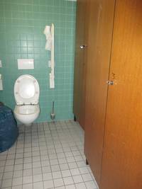 Toilette an der Wand und HAlterungen rechts sowie Links 
