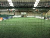 Ein Soccerfeld mit Kunstrasen, Blick durch Tornetz