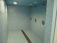 blau gekachelte Dusche mit 3 Duschplätzen