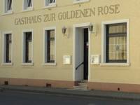 Haupteingang des Restaurants Goldene Rose mit drei Stufen