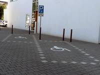 Zwei Behindertenparkplätze am ADAC Gebäude Kirchheim