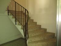 Eine unten leicht links gewendelte Treppe, die aufwärts führt