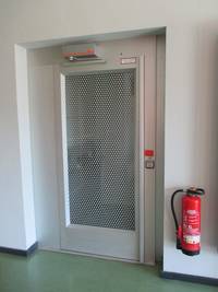 Aufzug mit automatischer Aufschlagtür.