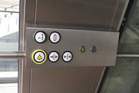 Bedienelement mit Brailleschrift im Aufzug am Ausgang Süd im Heidelberger Hauptbahnhof