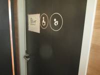 Eine dunkle Tür mit Symbolen und einem handbeschriebenen Schild mit der Aufschrift: privat
