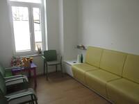 Ein Raum mit einem Sofa und Stühlen