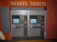 2 identische Ticketautomaten mit Touchscreen, Eingabetastatur, Geld und Kreditkarteneingabe sowie der Ticketausgabe