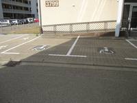 Zwei Behindertenparkplätze nebeneinander. Sie sind auf dem Boden eingezeichnet