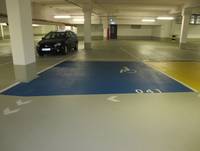 blaue Bodenmarkierung mit weißer Beschriftung: Rollstuhlsymbol und Parkplatznummer 941