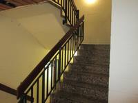 Treppe führt zu allen Umkleidekabinen und zu den halle mit Handlauf in der Innenseite der Treppe 