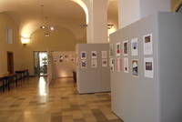 Foyer Innenraum, Stellwände Fotoausstellung, hoher Raum