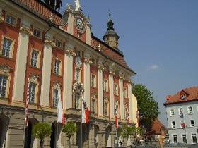 Zu sehen ist die rot-weiße barocke Front des Rathauses