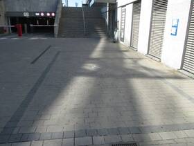 Auf einem Platz aus Betonverbundsteine mit grauen Steinen abgerenzter Parkplatz