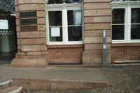 Sandsteinrampe mit Radabweiser, Türöffner auf separater Säule, vor Rampe, an Hauswand rechts 