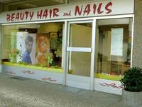Ebenerdiger Eingang zu Beauty Hair and Nails - Salon Sternberger