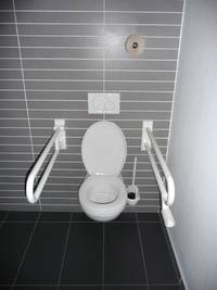 Behindertentoilette, WC-Sitz