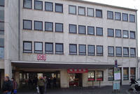 Außenansicht des Heidelberger Hauptbahnhofs Eingang Nord mit automatischen Schiebetüren