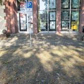 Behindertenparkplatz ist direkt vor Karlstorbahnhof auf Historischem Kopfsteinpflaster