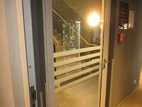 Eine Glastür mit fünf quer verlaufenden weißen Streifen