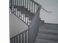 Treppe mit Podest und 2 Handläufen, rechts an Wand, links im Treppenaugeppe