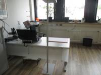 Raum mit Schreibtisch und Schreibtischstuhl